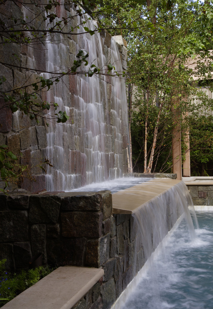 Cette image montre un petit couloir de nage minimaliste rectangle avec des pavés en pierre naturelle et un bain bouillonnant.