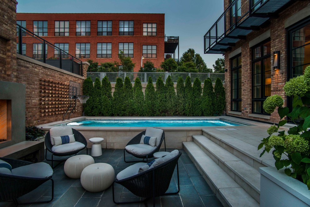 Foto de piscinas y jacuzzis alargados minimalistas pequeños rectangulares en patio con adoquines de piedra natural
