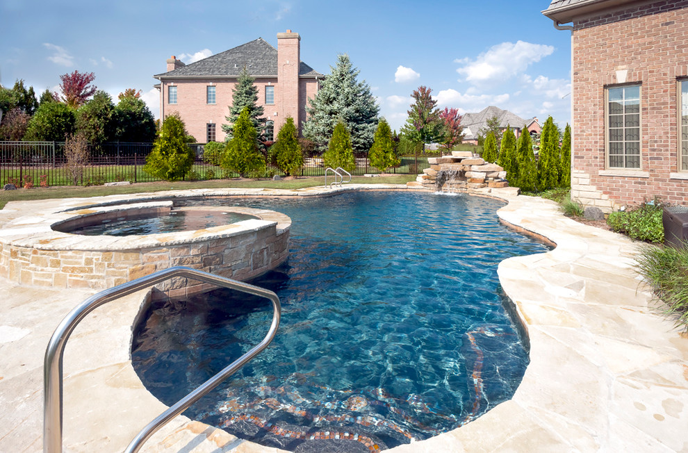 Esempio di una piscina chic personalizzata di medie dimensioni e dietro casa con pavimentazioni in pietra naturale