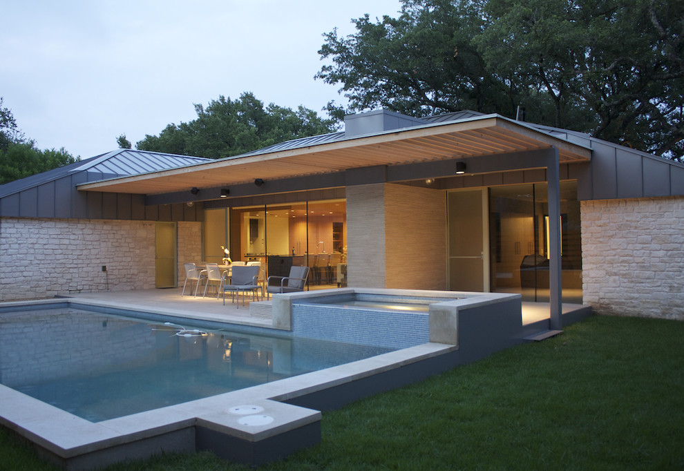 Cette photo montre une piscine moderne rectangle.