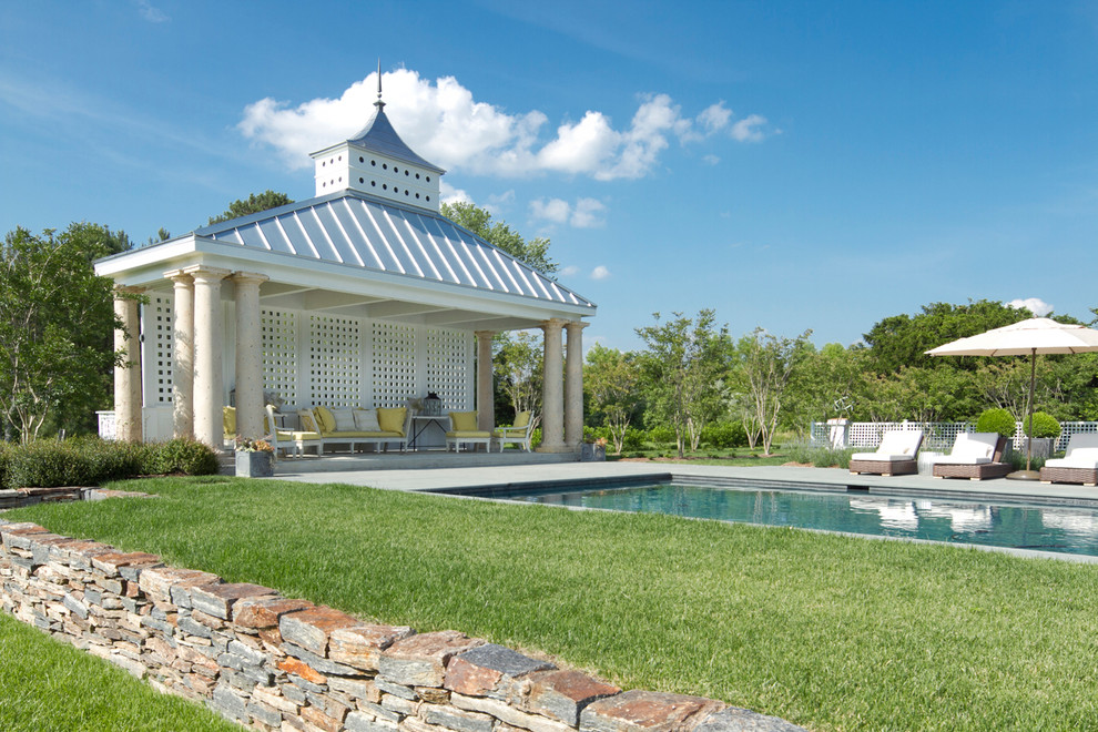 Foto di una piscina monocorsia country rettangolare di medie dimensioni e dietro casa con una dépendance a bordo piscina e lastre di cemento