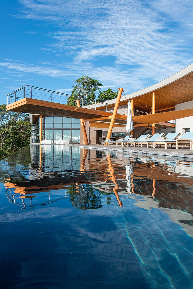 Geräumiger Moderner Infinity-Pool auf dem Dach in rechteckiger Form mit Dielen in Sonstige