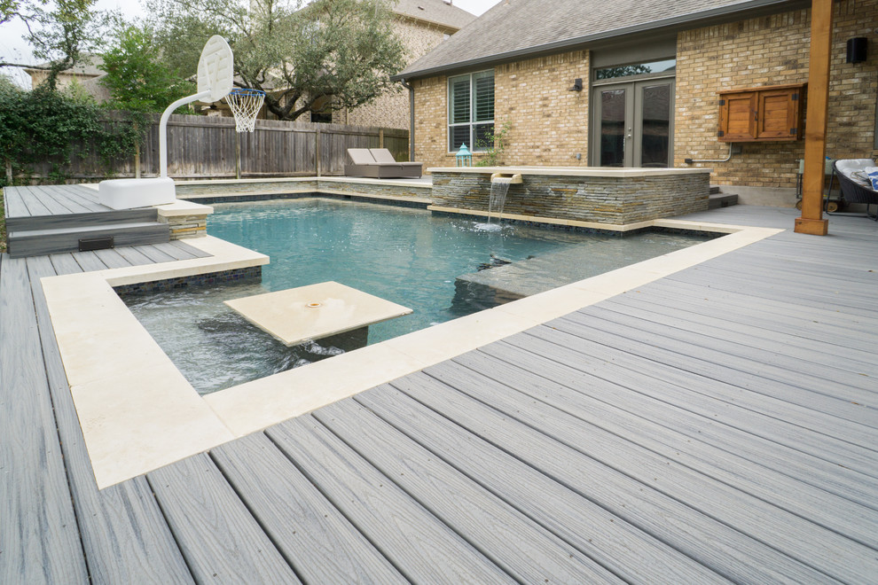 Imagen de piscinas y jacuzzis actuales grandes rectangulares en patio trasero con entablado