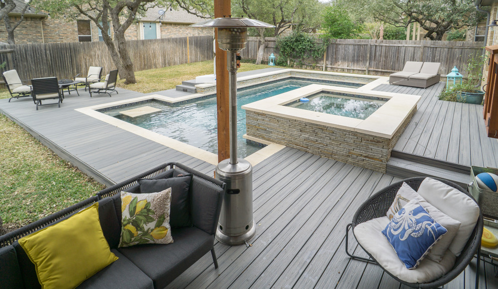 Foto di una grande piscina minimal rettangolare dietro casa con una vasca idromassaggio e pedane