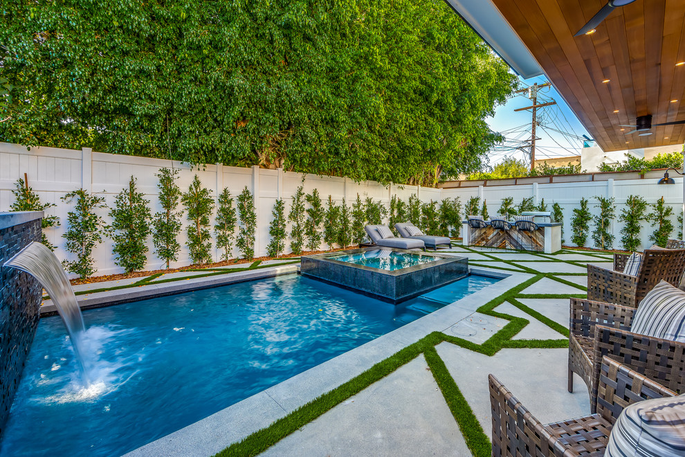 Design ideas for a traditional swimming pool in Los Angeles.