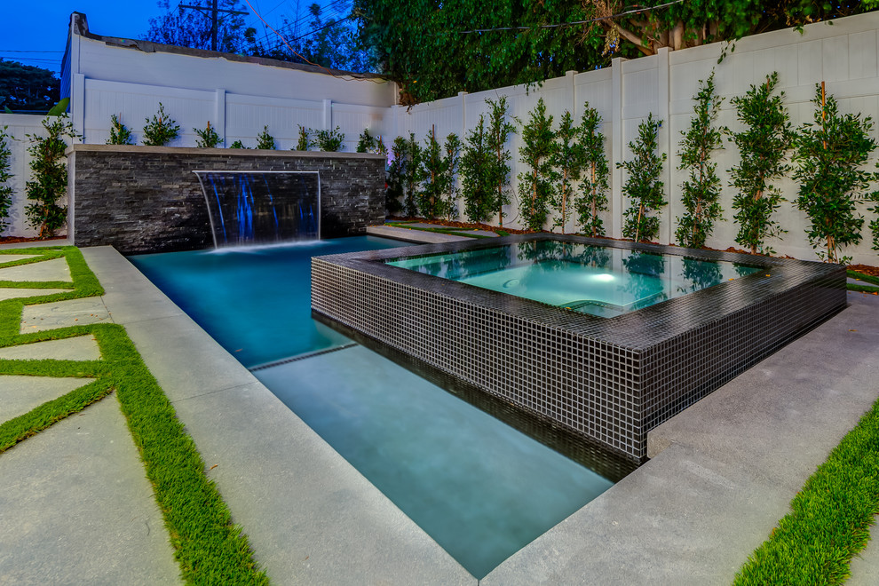 Inspiration for a traditional swimming pool in Los Angeles.