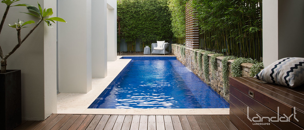 Идея дизайна: маленький спортивный, прямоугольный бассейн на внутреннем дворе в современном стиле с фонтаном и покрытием из каменной брусчатки для на участке и в саду