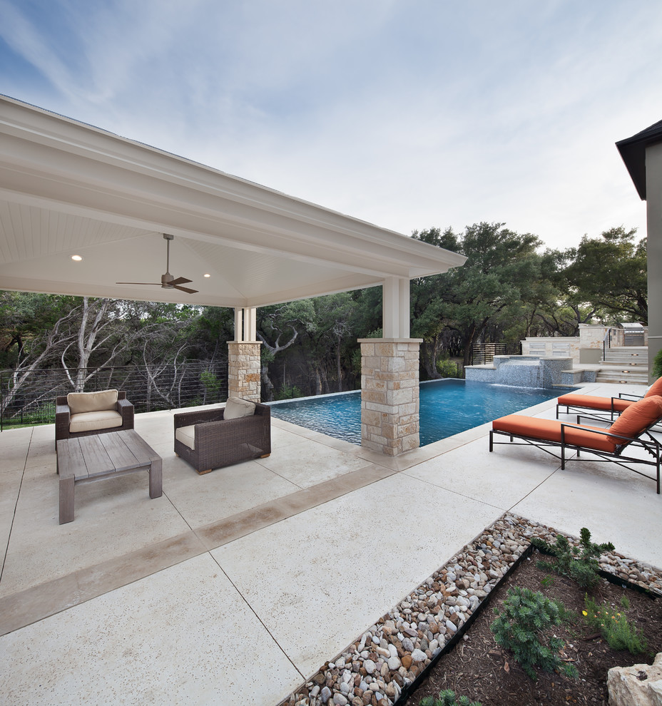 Imagen de piscina infinita actual grande rectangular en patio trasero