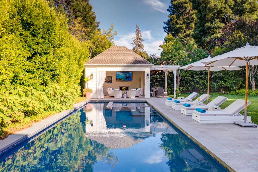 Imagen de casa de la piscina y piscina alargada marinera rectangular en patio trasero