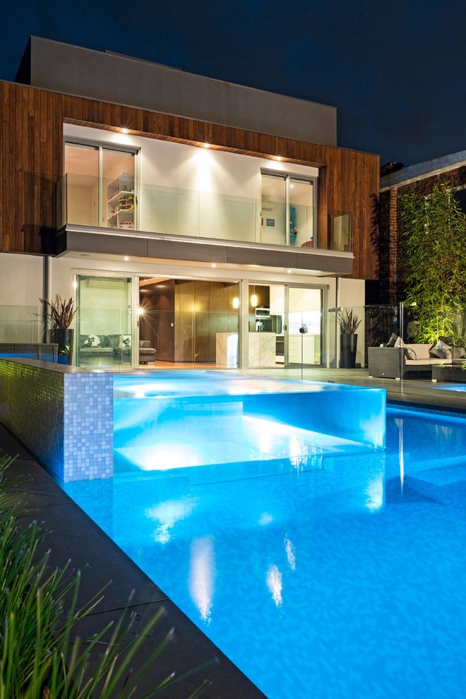 Immagine di una piscina contemporanea di medie dimensioni con una vasca idromassaggio