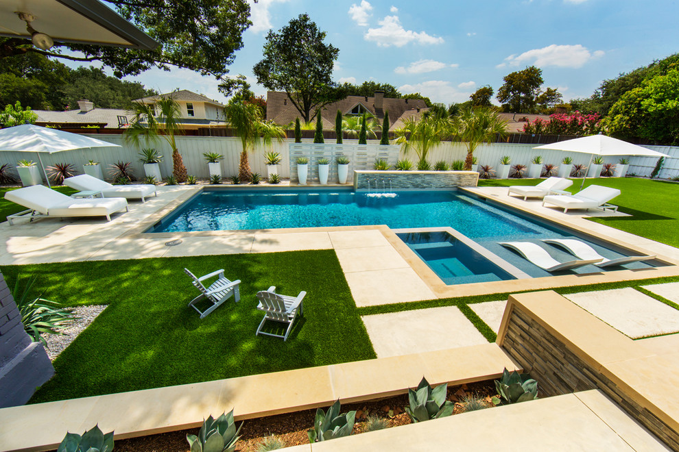 Imagen de piscinas y jacuzzis alargados vintage de tamaño medio rectangulares en patio trasero con adoquines de hormigón