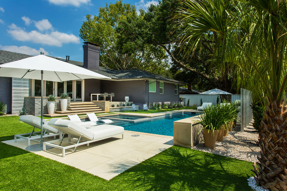 Diseño de piscinas y jacuzzis alargados vintage de tamaño medio rectangulares en patio trasero con adoquines de hormigón