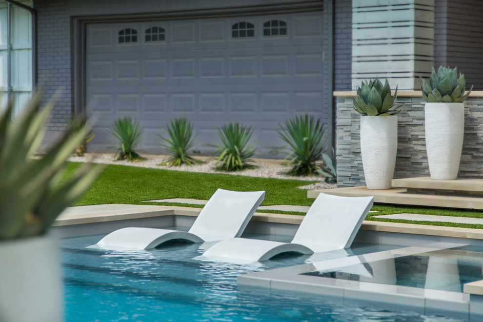 Imagen de piscinas y jacuzzis alargados retro de tamaño medio rectangulares en patio trasero con adoquines de hormigón