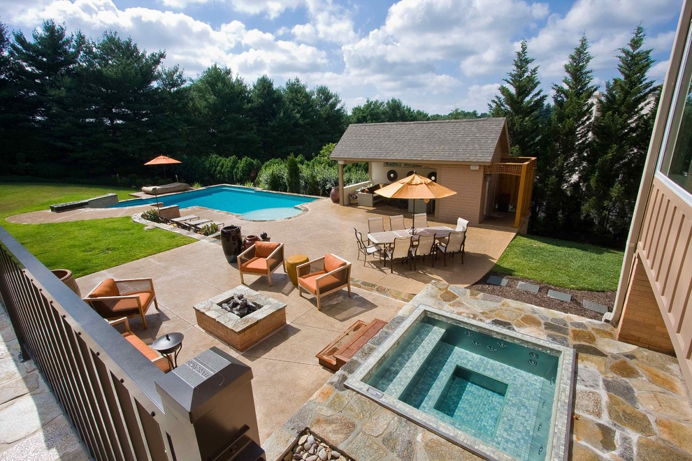Bild på en amerikansk rektangulär pool på baksidan av huset, med spabad och naturstensplattor