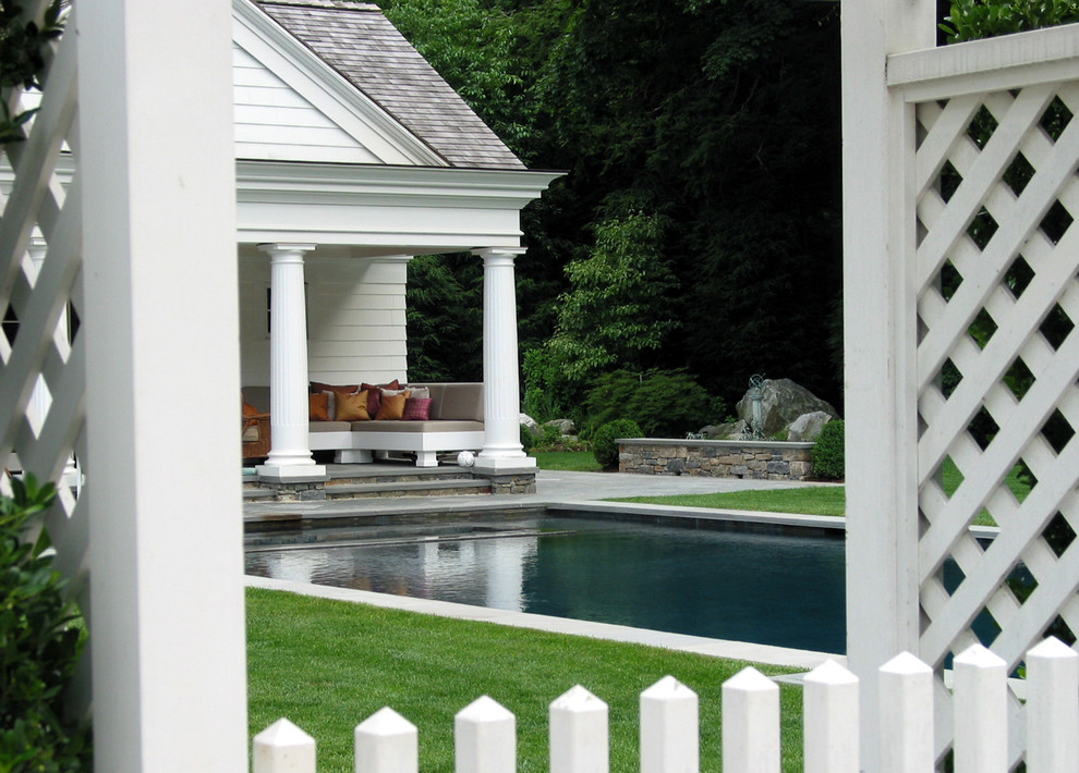 Пример оригинального дизайна: спортивный, прямоугольный бассейн среднего размера на заднем дворе в классическом стиле с домиком у бассейна и покрытием из каменной брусчатки
