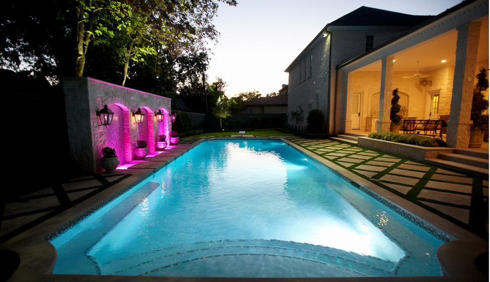 Mittelgroßer Klassischer Pool hinter dem Haus in rechteckiger Form mit Betonboden in Dallas