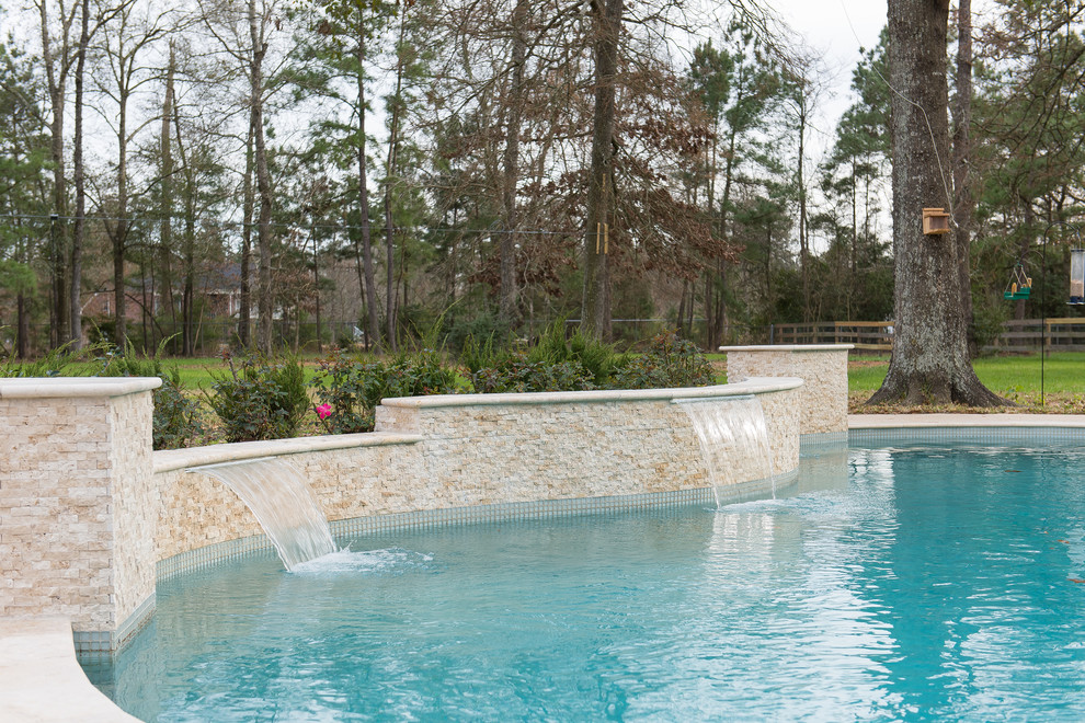 Großer Klassischer Pool hinter dem Haus in individueller Form mit Wasserspiel in Houston