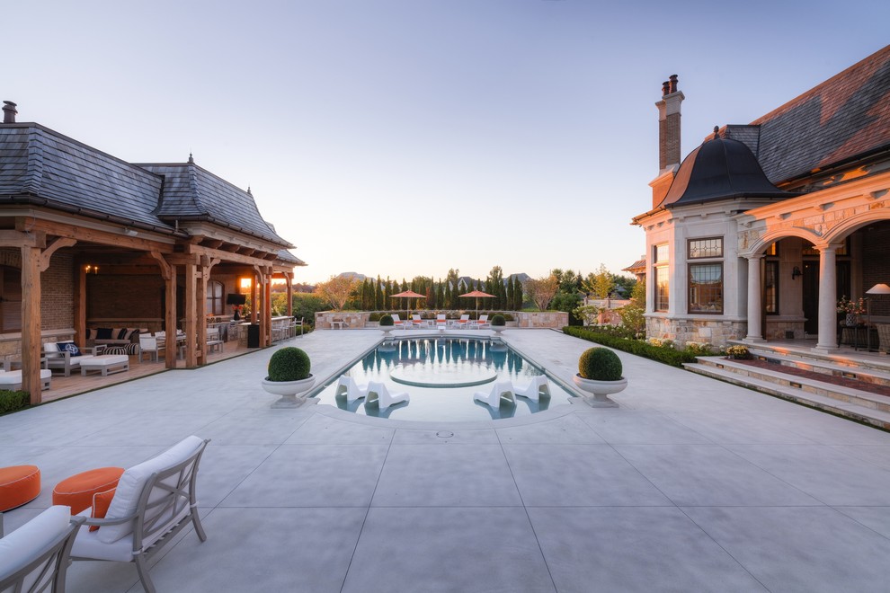 Diseño de casa de la piscina y piscina contemporánea extra grande a medida en patio trasero con suelo de hormigón estampado