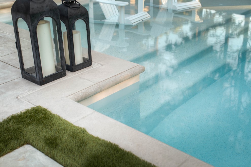 Foto de piscina alargada actual de tamaño medio rectangular en patio lateral con losas de hormigón