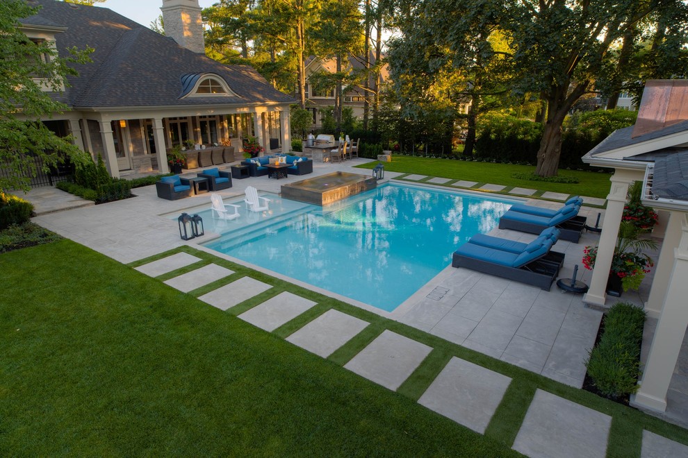 Ejemplo de piscinas y jacuzzis alargados contemporáneos de tamaño medio rectangulares en patio lateral con losas de hormigón