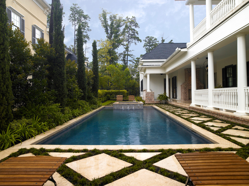 Esempio di una piscina chic rettangolare di medie dimensioni e in cortile con pedane