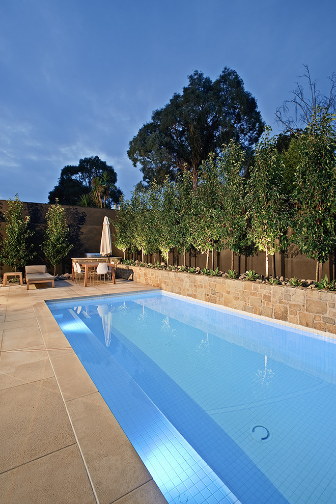 Esempio di una piccola piscina minimal rettangolare dietro casa con pavimentazioni in cemento
