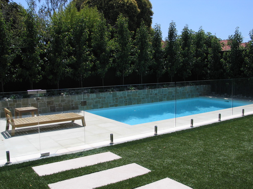 Idées déco pour une petite piscine arrière contemporaine rectangle avec des pavés en béton.