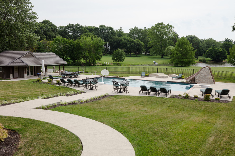 Großer Country Infinity-Pool hinter dem Haus in rechteckiger Form mit Wasserrutsche und Stempelbeton in Kansas City