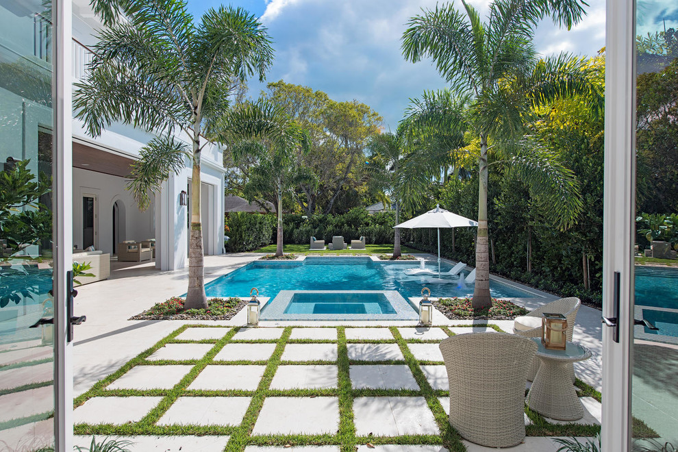 Esempio di una piscina tropicale