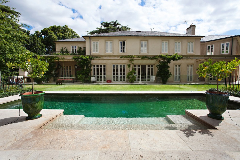 Пример оригинального дизайна: большой спортивный, прямоугольный бассейн в классическом стиле с покрытием из каменной брусчатки