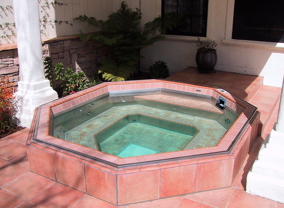 Aménagement d'une piscine hors-sol sud-ouest américain avec un bain bouillonnant.
