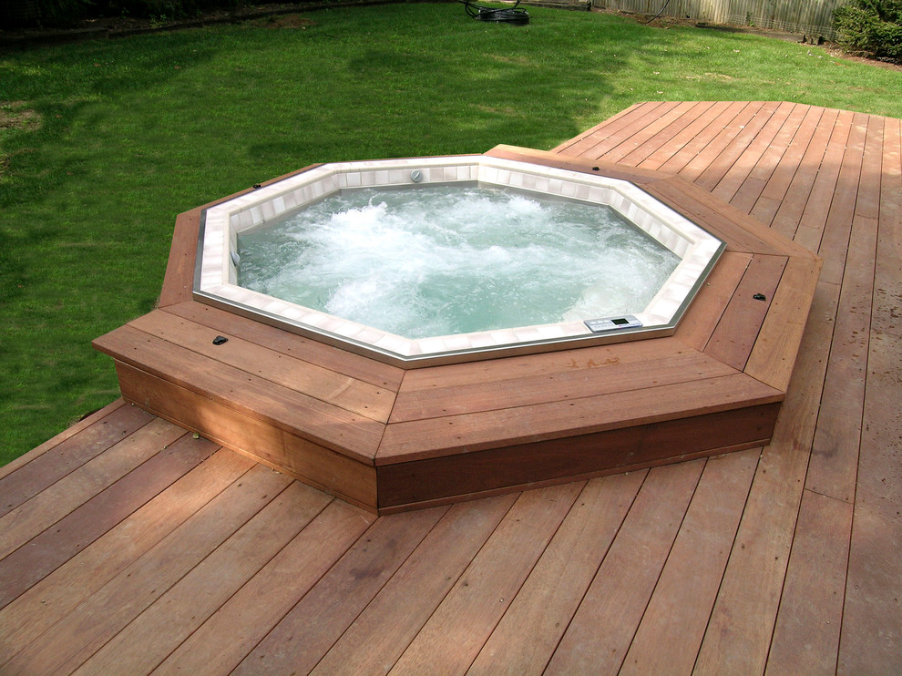 Стильный дизайн: наземный бассейн на заднем дворе в стиле шебби-шик с джакузи и настилом - последний тренд