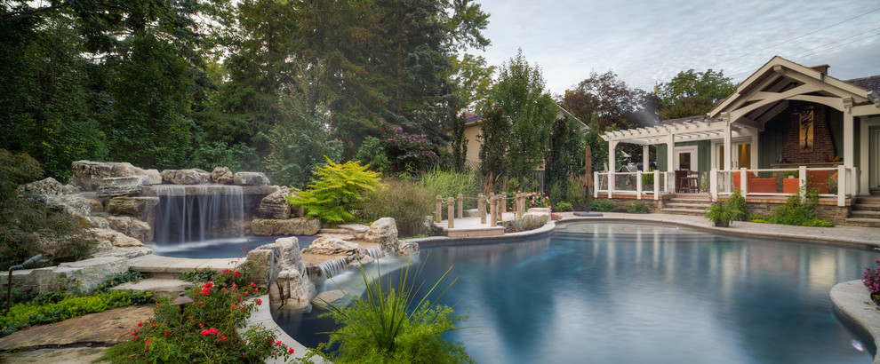 На фото: естественный бассейн среднего размера, произвольной формы на заднем дворе в современном стиле с джакузи и мощением клинкерной брусчаткой