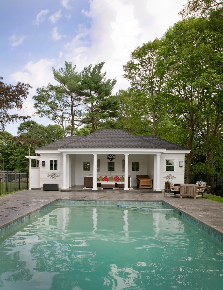 Immagine di una grande piscina tradizionale rettangolare dietro casa con una dépendance a bordo piscina