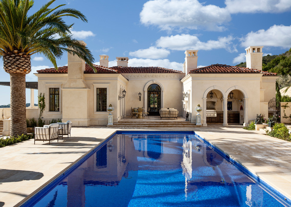Источник вдохновения для домашнего уюта: бассейн в средиземноморском стиле с зоной барбекю