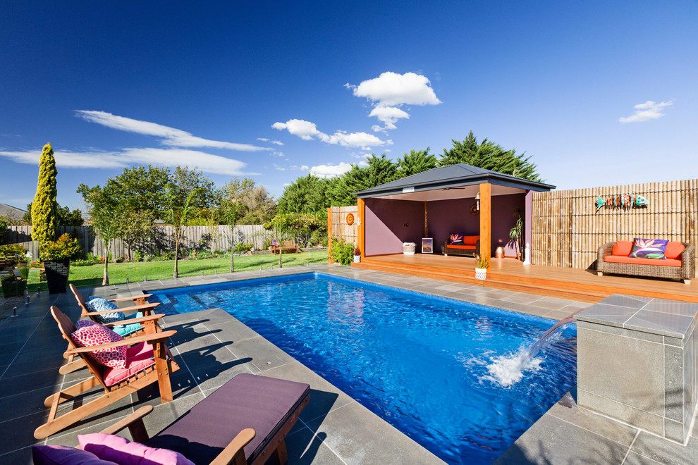 Mittelgroßer Moderner Schwimmteich hinter dem Haus in rechteckiger Form mit Wasserspiel und Natursteinplatten in Geelong