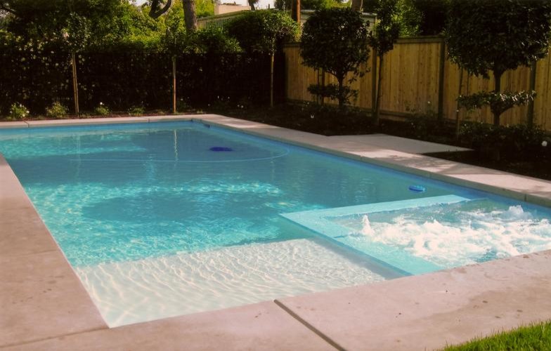 Diseño de piscinas y jacuzzis alargados modernos grandes rectangulares en patio trasero con losas de hormigón