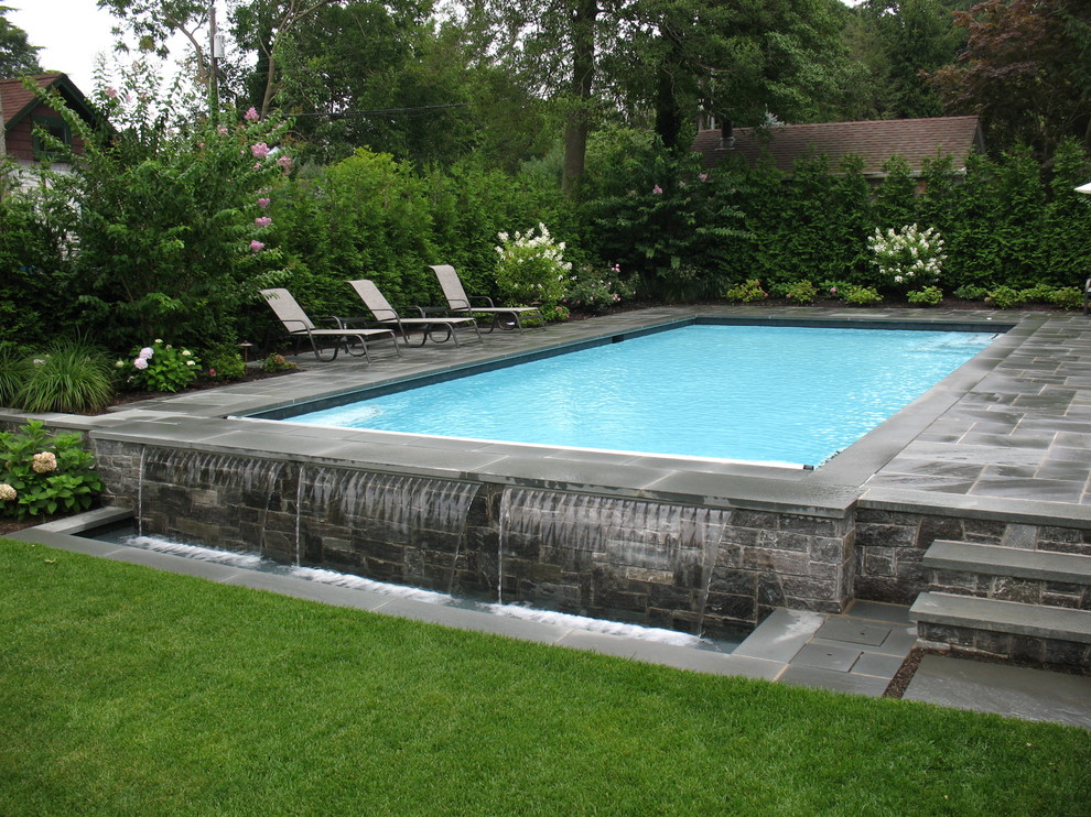 Aménagement d'une piscine classique rectangle.