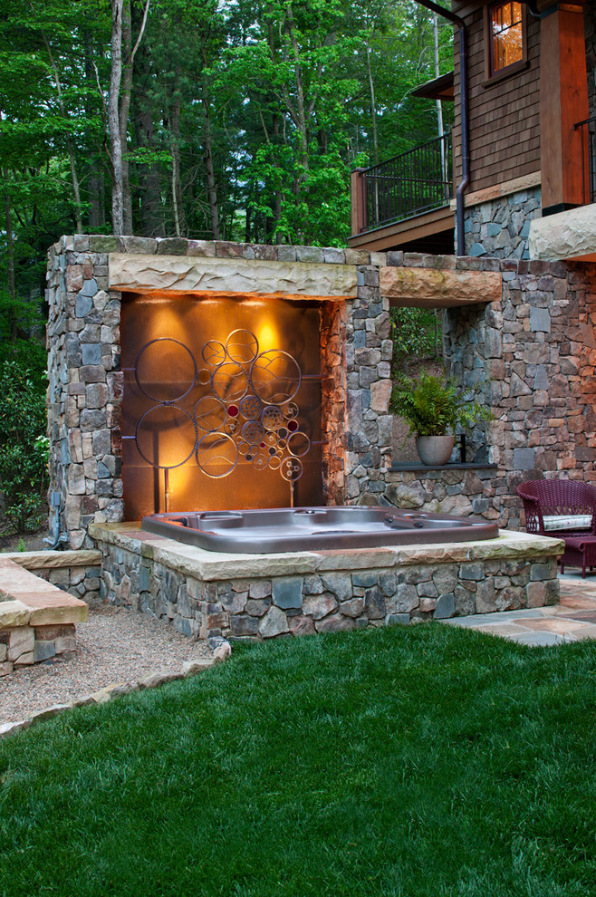 Inspiration pour une piscine traditionnelle avec un bain bouillonnant.