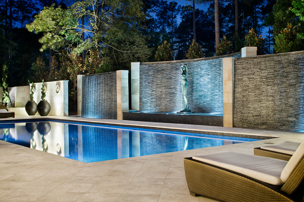 Modelo de piscina clásica rectangular en patio trasero