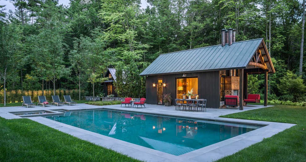 Foto de piscinas y jacuzzis de estilo de casa de campo rectangulares