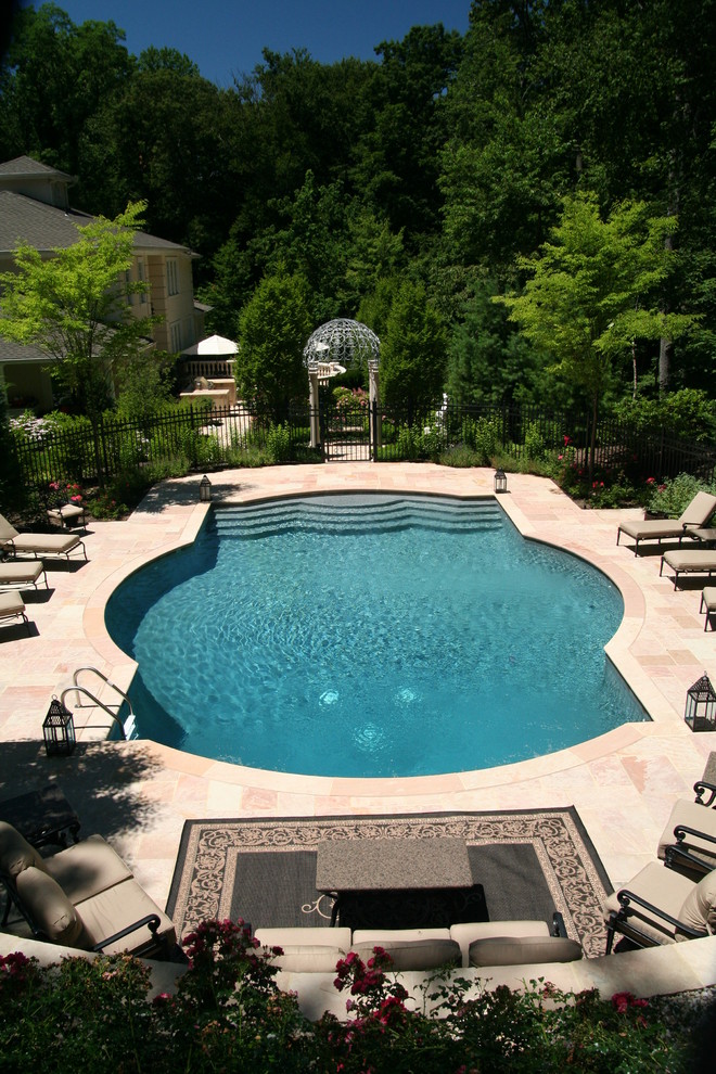 Свежая идея для дизайна: бассейн произвольной формы на заднем дворе в классическом стиле с фонтаном и покрытием из каменной брусчатки - отличное фото интерьера