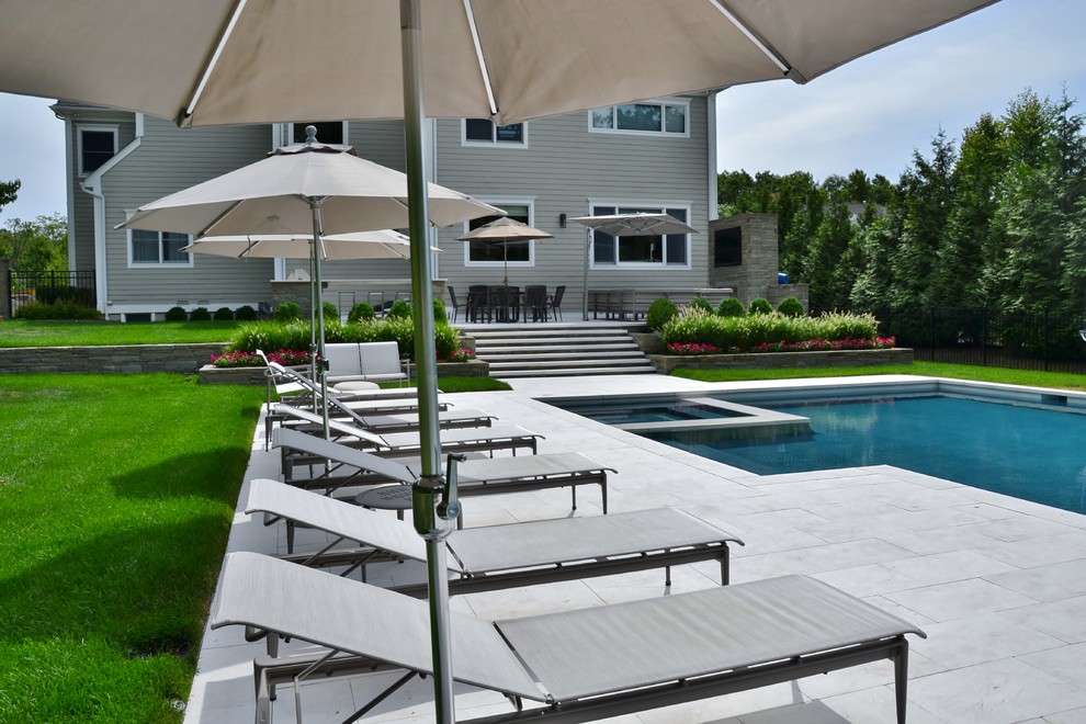 Esempio di una grande piscina monocorsia minimalista rettangolare dietro casa
