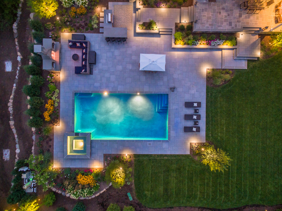 Imagen de piscinas y jacuzzis naturales clásicos grandes rectangulares en patio trasero con adoquines de piedra natural