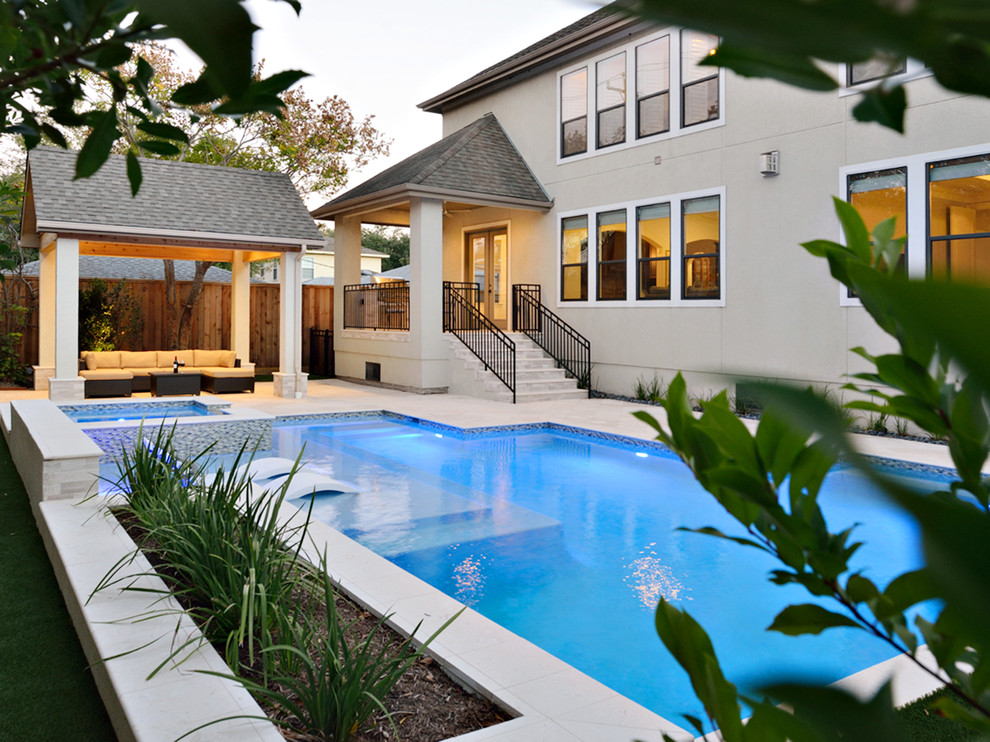Immagine di una piccola piscina naturale design rettangolare dietro casa con una vasca idromassaggio e pavimentazioni in pietra naturale