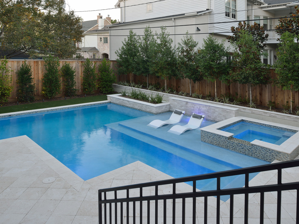 Ispirazione per una piccola piscina naturale minimal rettangolare dietro casa con una vasca idromassaggio e pavimentazioni in pietra naturale