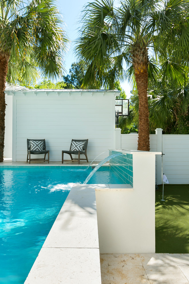 Ispirazione per una piscina fuori terra minimal personalizzata di medie dimensioni e dietro casa con fontane e pavimentazioni in pietra naturale