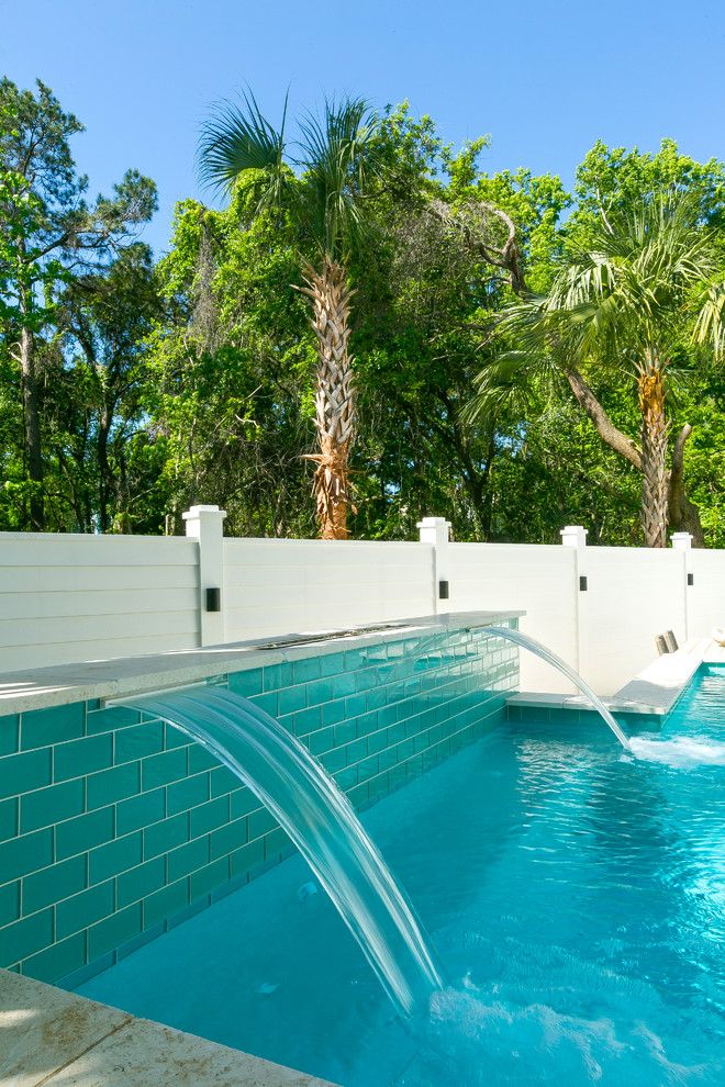 Oberirdischer, Mittelgroßer Moderner Pool hinter dem Haus in individueller Form mit Wasserspiel und Natursteinplatten in Charleston