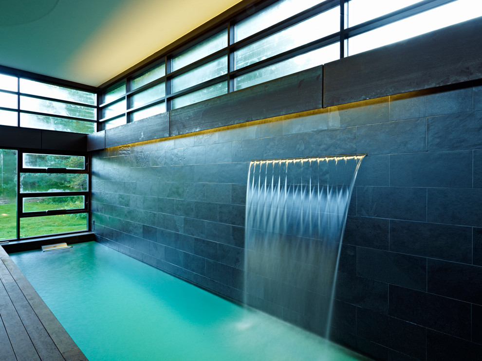 Immagine di una piccola piscina design rettangolare con fontane