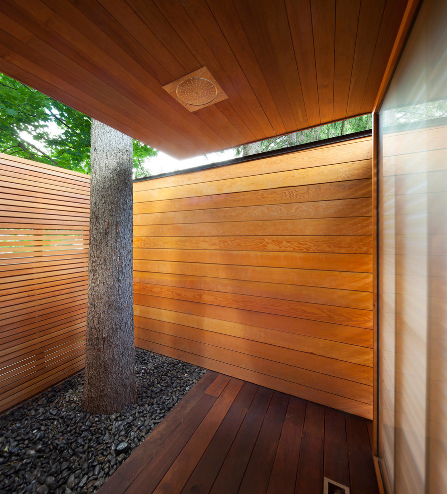 Diseño de casa de la piscina y piscina elevada minimalista grande rectangular en patio trasero con losas de hormigón